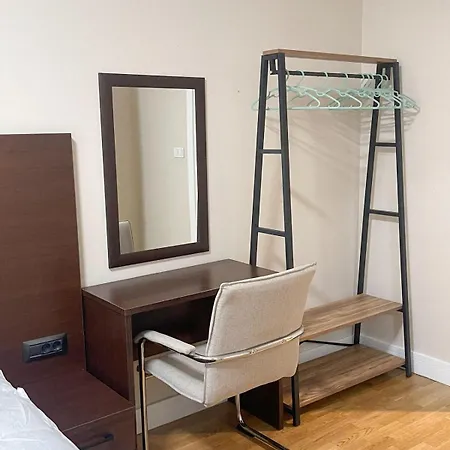 Daire Green Leaf Apt In Diamond Of Skopje With Free Parking, Private Yard And Private Park Access