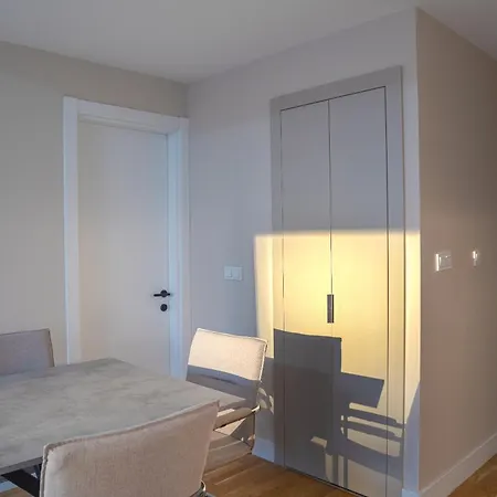 Green Leaf Apt In Diamond Of Skopje With Free Parking, Private Yard And Private Park Access
