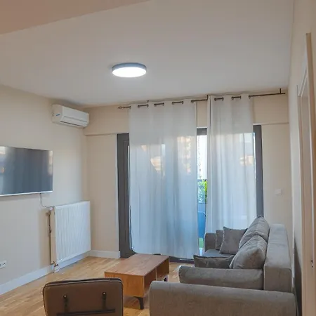 Daire Green Leaf Apt In Diamond Of Skopje With Free Parking, Private Yard And Private Park Access Üsküp