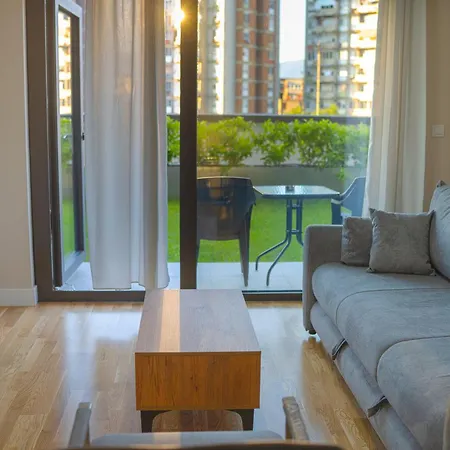 Daire Green Leaf Apt In Diamond Of Skopje With Free Parking, Private Yard And Private Park Access