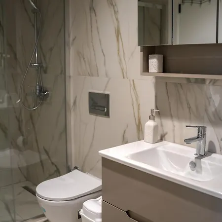 Green Leaf Apt In Diamond Of Skopje With Free Parking, Private Yard And Private Park Access Daire