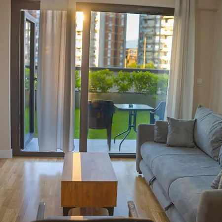 Daire Green Leaf Apt In Diamond Of Skopje With Free Parking, Private Yard And Private Park Access