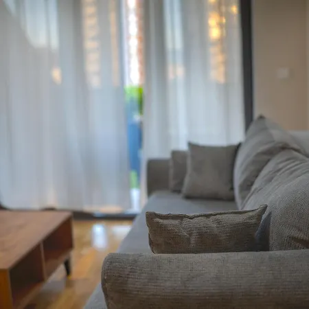 Daire Green Leaf Apt In Diamond Of Skopje With Free Parking, Private Yard And Private Park Access *